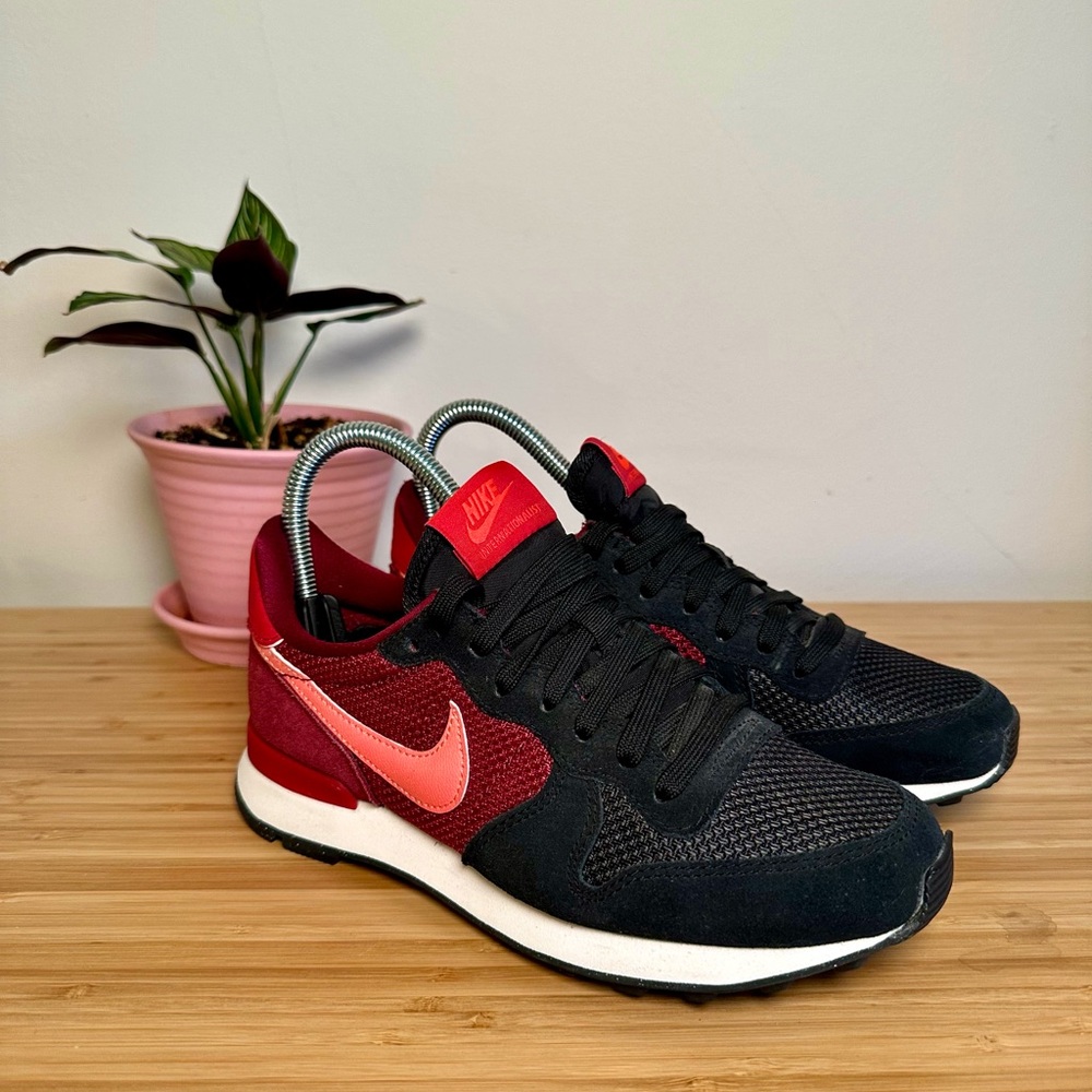 Nike Internationalist Cranberry and Black Sneakers 👟